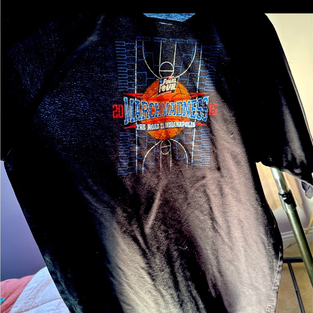 NCAA graphic tee

Size: XL
